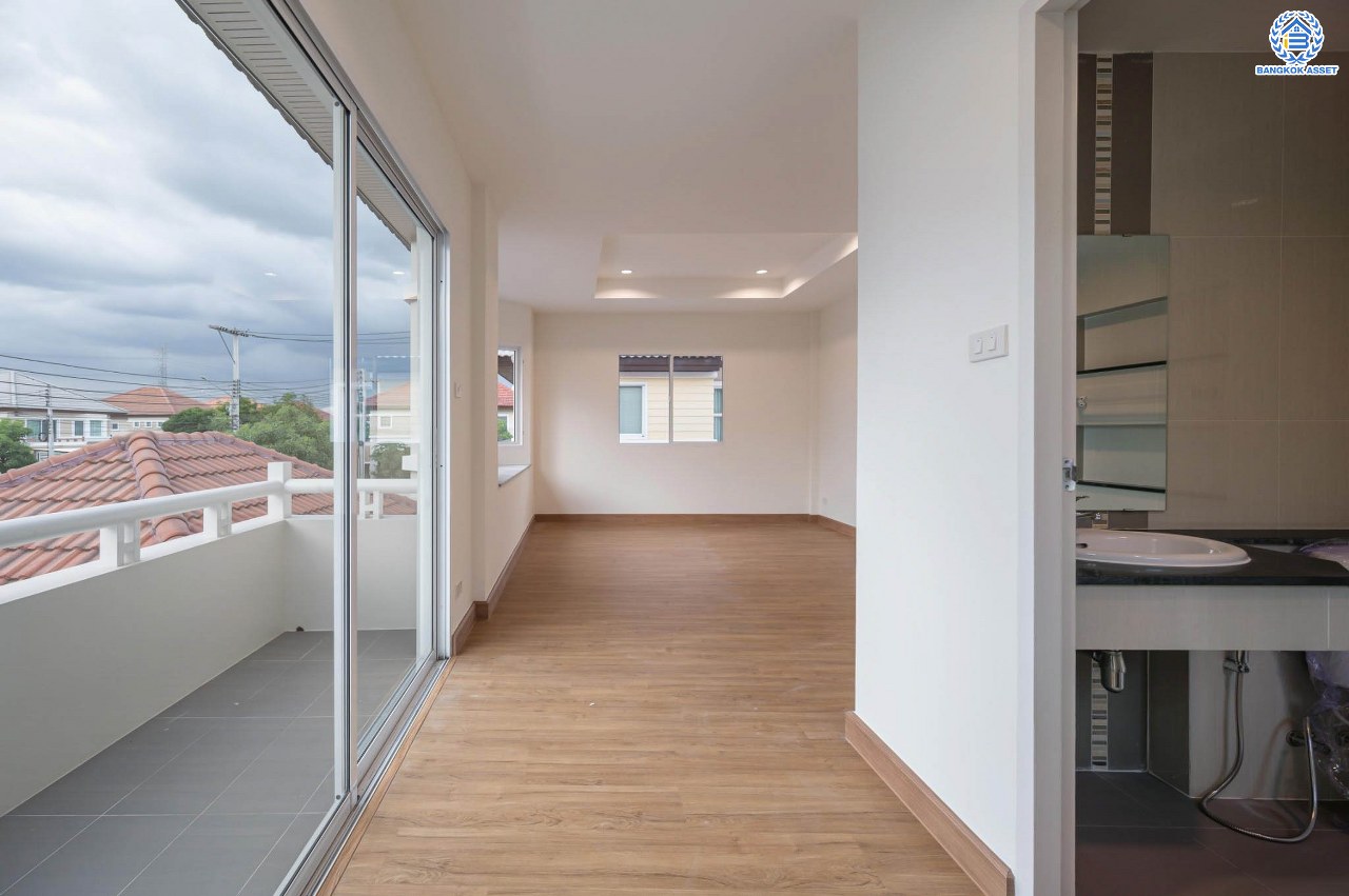 บ้านมือสองตกแต่งใหม่ โครงการ ชวนชื่น กรีนบาวด์ เนื้อที่ 54 ตร.ว. ฟังก์ชัน 3 ห้องนอน 3 ห้องน้ำ 1 ห้องอเนกประสงค์ จอดรถได้ 2 คัน บรรยากาศเงียบสงบเป็นส่วนตัว สิ่งอำนวยความสะดวกมากมาย! บนทำเลศักยภาพ หน้าโครงการติดถนนใหญ่ ใกล้จุดขึ้นทางด่วน "ศรีสมาน"